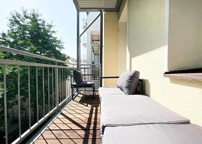 Zentrale Ferienwohnung Mit Parkplatz, 2 Schlafzimmern, Kueche, Waschmaschine & Balkon