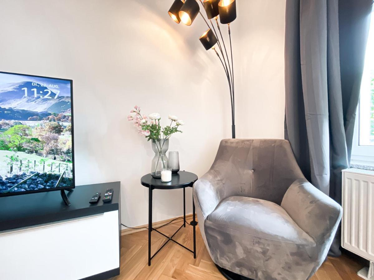 Zentrale Mit Parkplatz, 2 Schlafzimmern, Kueche, Waschmaschine & Balkon Лейпциг