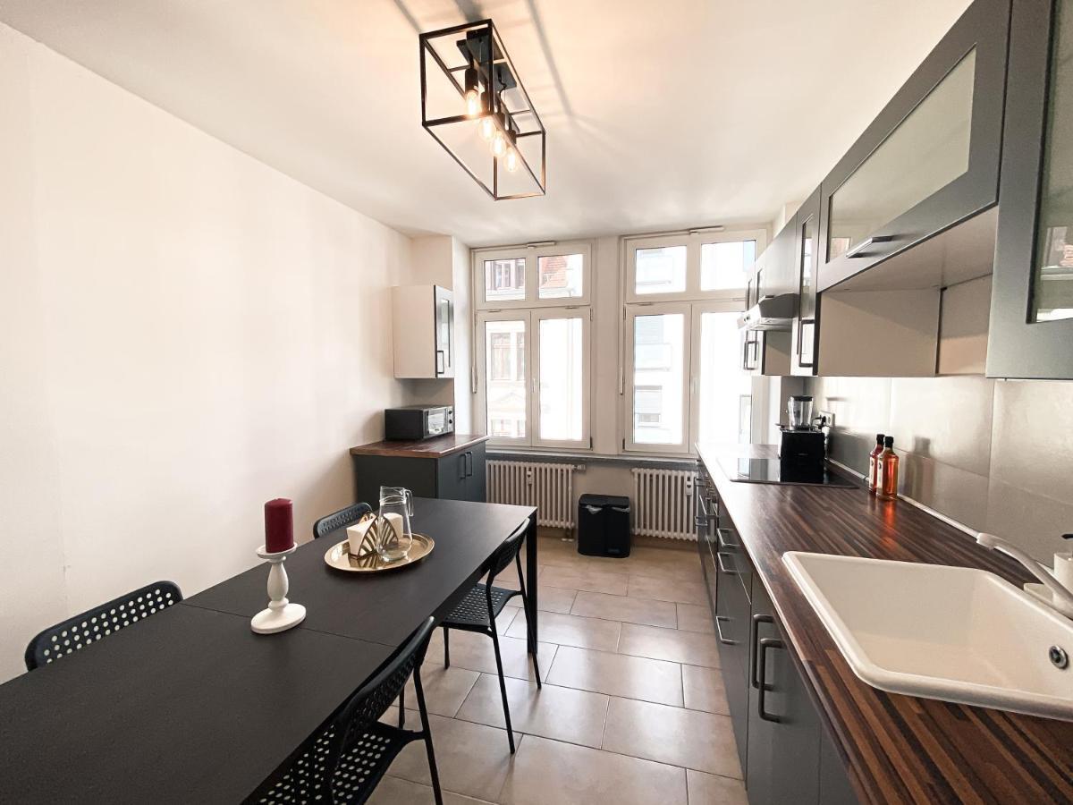 Zentrale Mit Parkplatz, 2 Schlafzimmern, Kueche, Waschmaschine & Balkon Апартаменты
